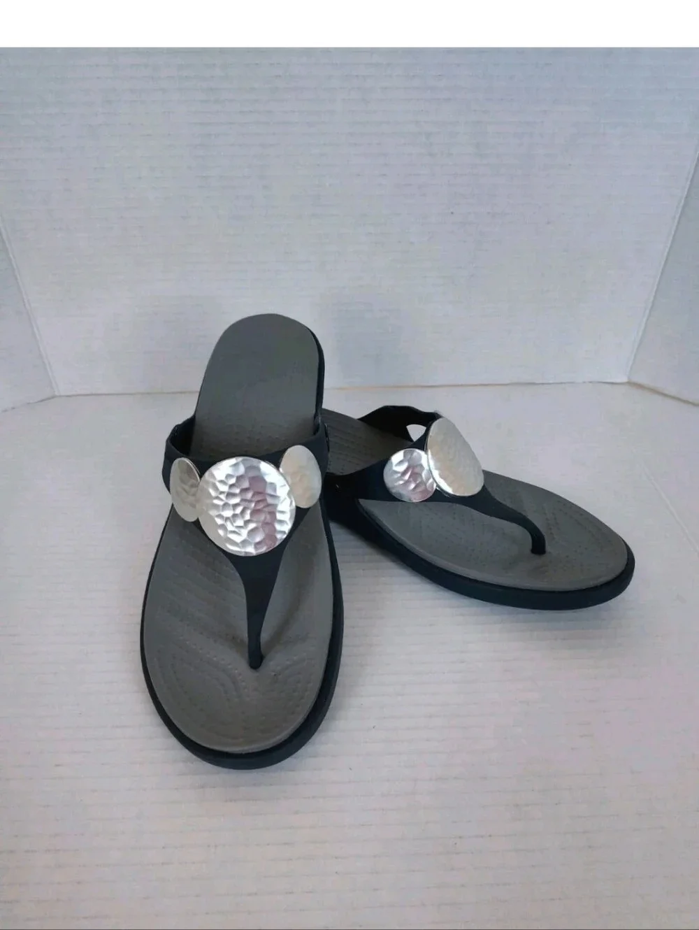 Crocs Women Sanrah Hammered Circle Wedge Flip Flops Size 10 Navy Grey Metallic
